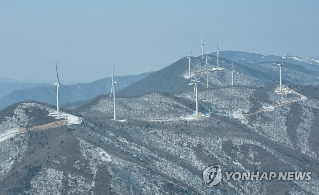 모처럼 포근한 주말, 답답한 미세먼지에도 봄 마중 발길 이어져