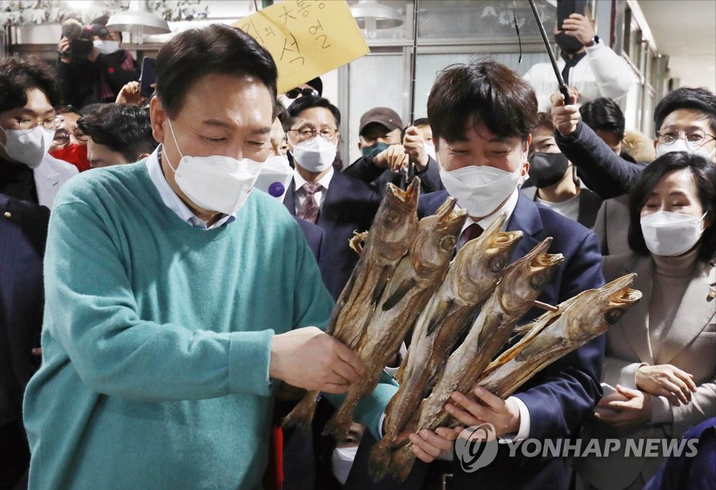 與텃밭 누빈 4량 열차…尹 "호남정책 싣고 달립니다" 안내방송(종합)