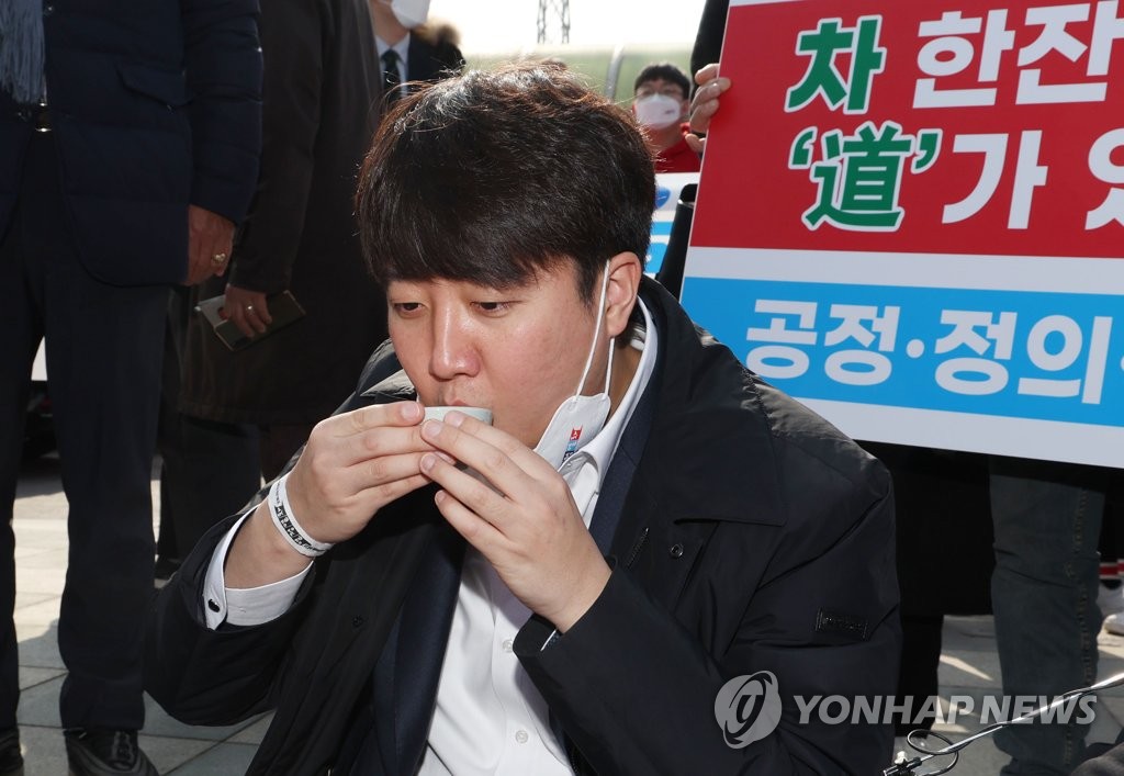 고민정 "성상납의혹 사실?" 이준석 "어떤 유튜브 보는지 알겠다"