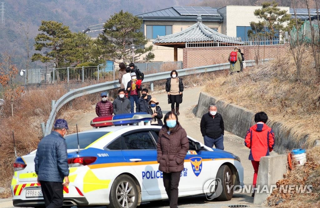 박근혜 전 대통령 사저 주변 방문객 몰리면서 경찰도 '긴장'