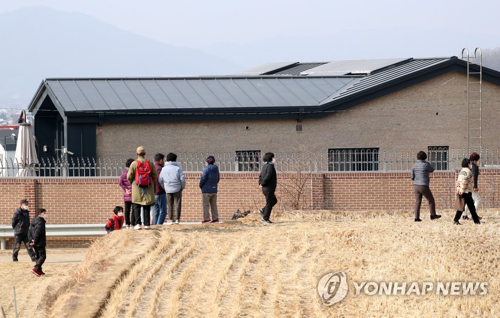 "박근혜 고향이 어디냐" 사저 방문객들 싸움…경찰 조사