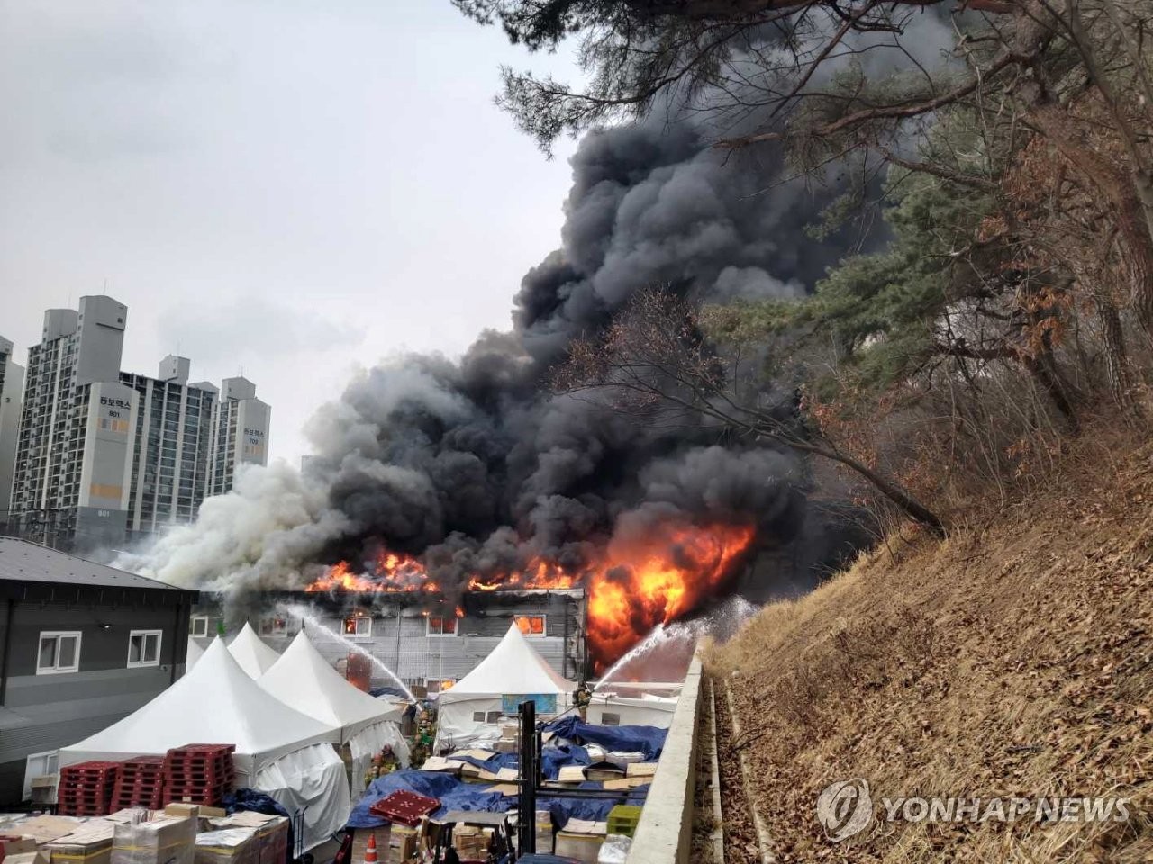 원주 마트 화재 1시간 만에 꺼져…번진 산불 진화 중(종합)