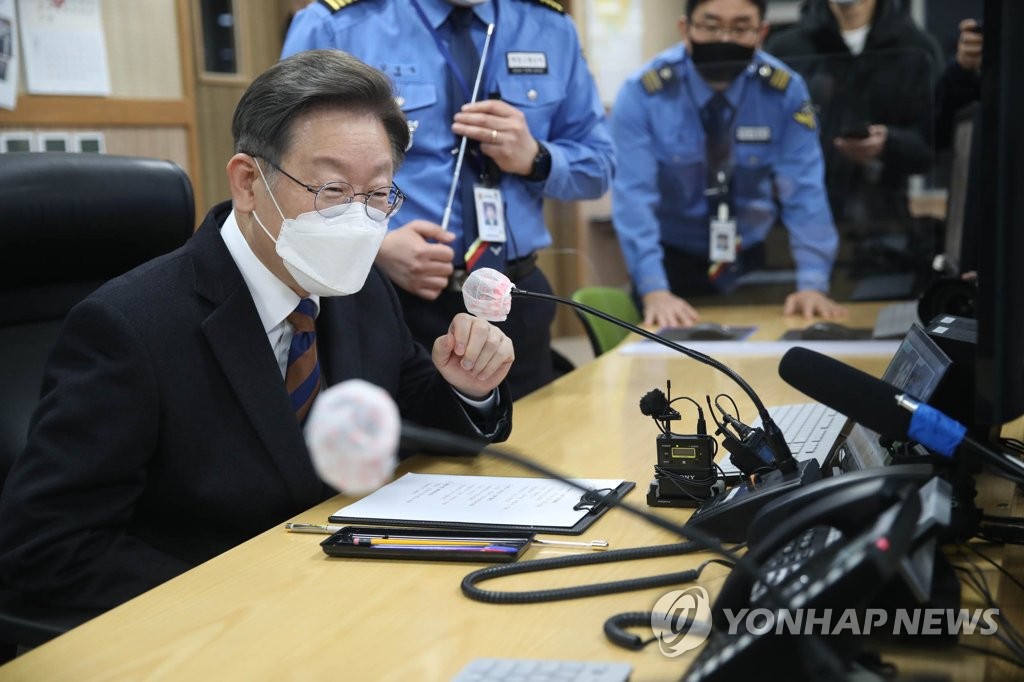 이재명, 선거운동 첫날 0시에 부산항 방문…"경제대통령 되겠다"