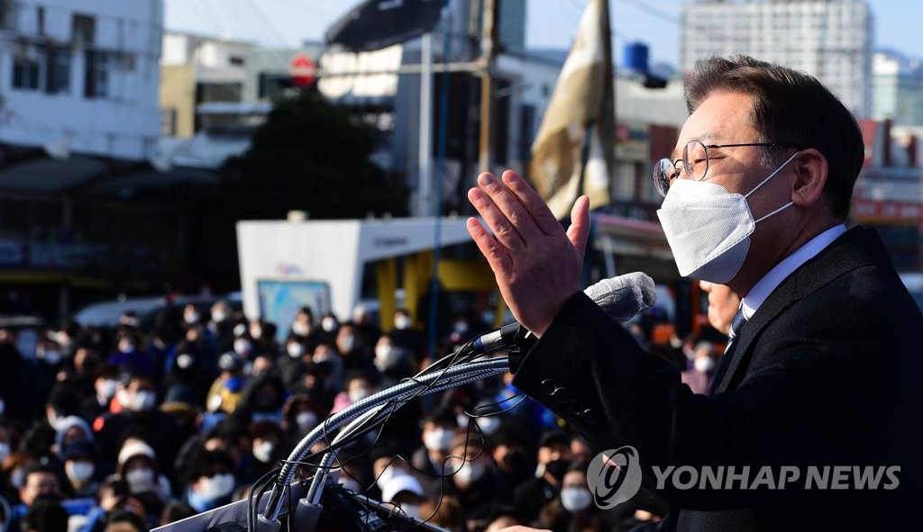 이재명, 경부선 상행 유세…"홍준표·박정희 정책이라도 쓰겠다"(종합)