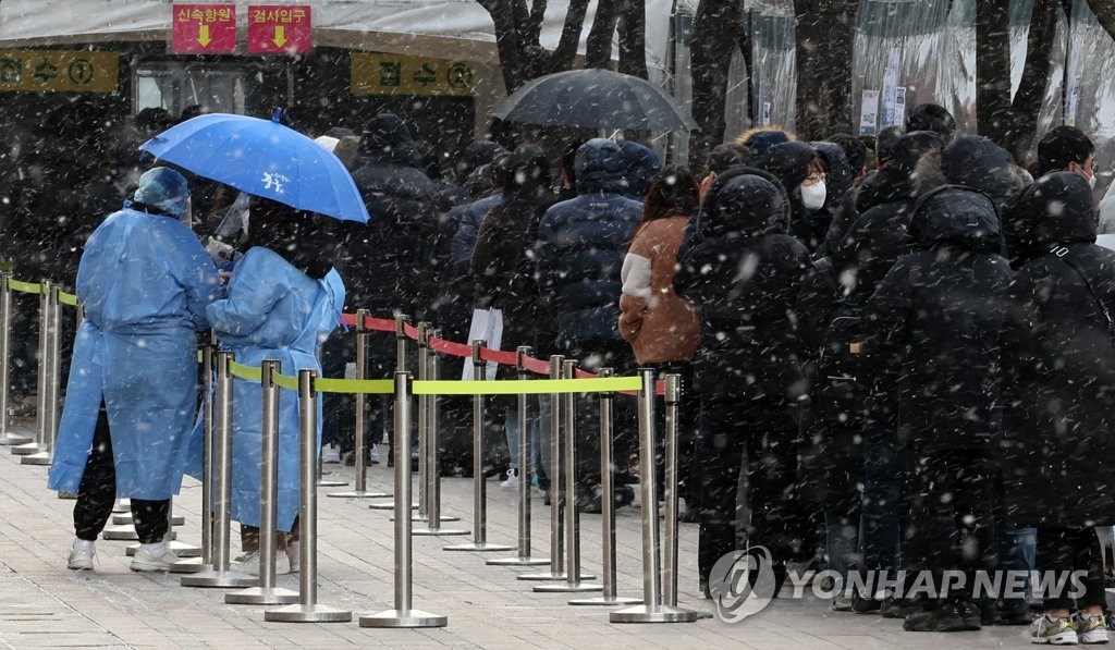 정부, 거리두기 '8명·10시' 완화 검토…18일 조정안 발표 예정(종합)