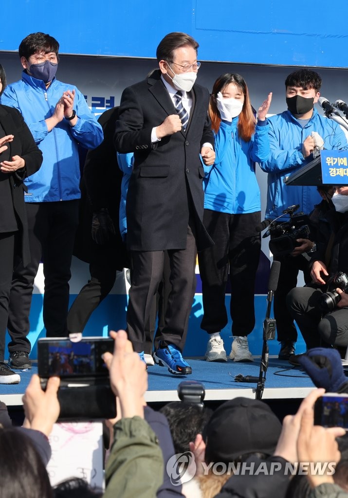 [후보 24시] 구두 벗고 파란 운동화 신고 뛴 이재명…"파도 이겨내겠다"