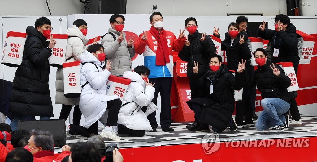 청계광장서 첫발 뗀 윤석열, 부산行 정권교체론 바람몰이