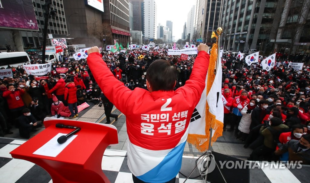 청계광장서 첫발 뗀 윤석열, 부산行 정권교체론 바람몰이