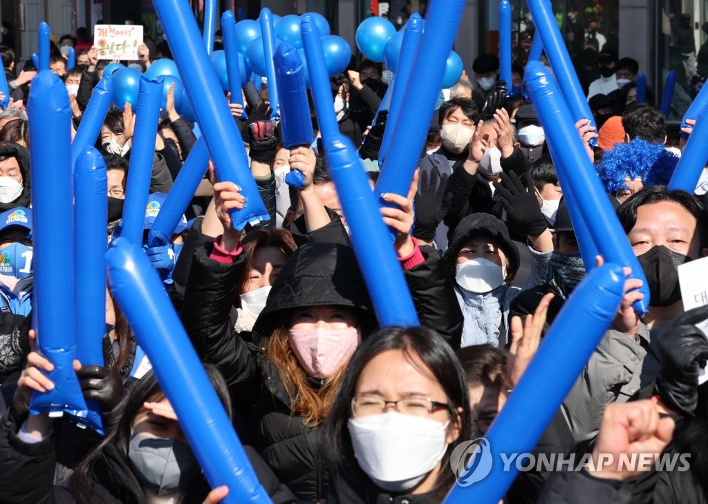 [후보 24시] 구두 벗고 파란 운동화 신고 뛴 이재명…"파도 이겨내겠다"