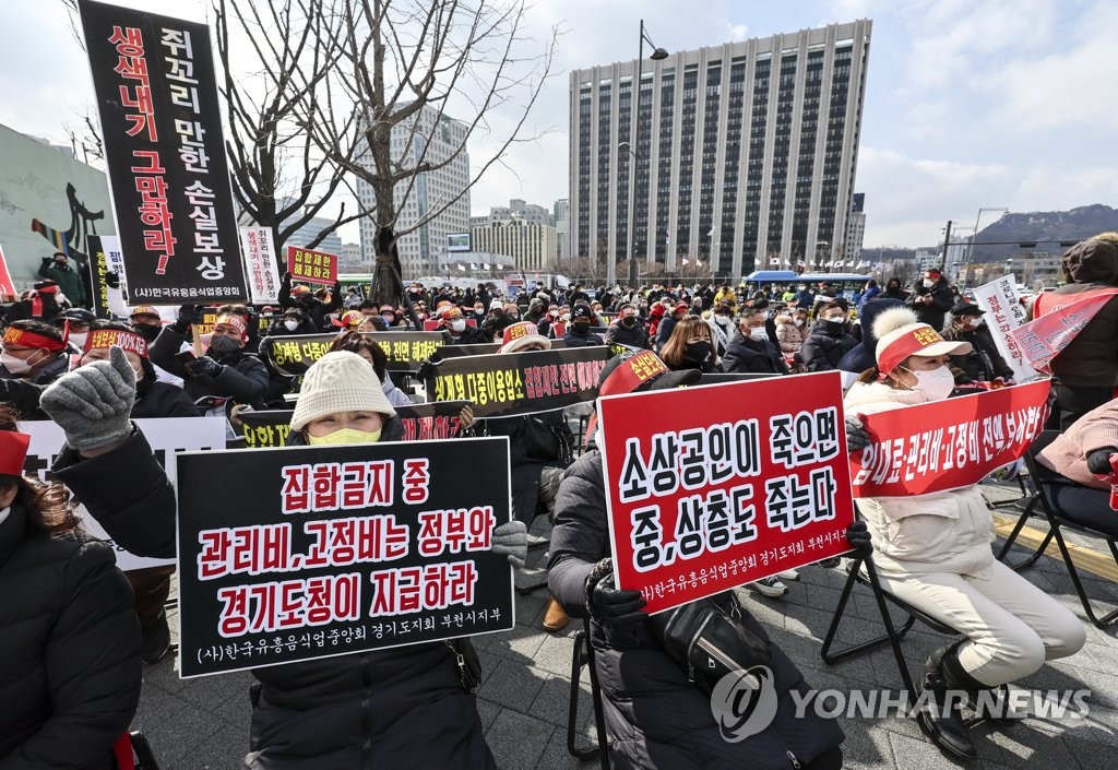 하루 확진자 10만…의료진은 번아웃·재택치료 곳곳 구멍