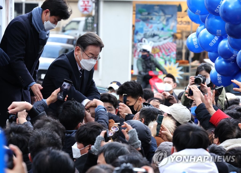 與 "엽기 굿판에 연등" 野 "기생충들"…첫날부터 진흙탕 싸움