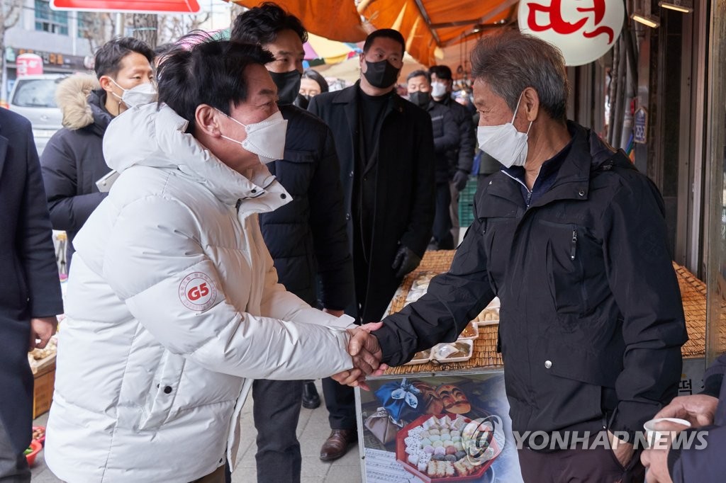 [후보 24시] 김밥 한줄 들고 보수 심장부 들어간 안철수…"9회말 4번 타자"