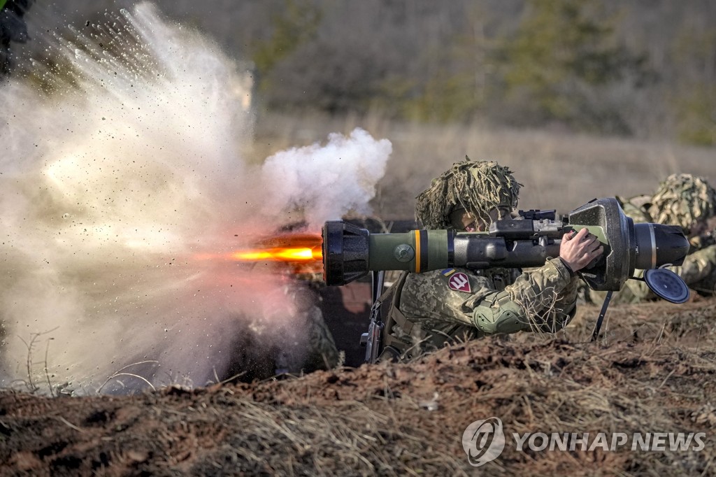 우크라 위기 전쟁 직전서 '브레이크'…서방 "여전히 위협적"