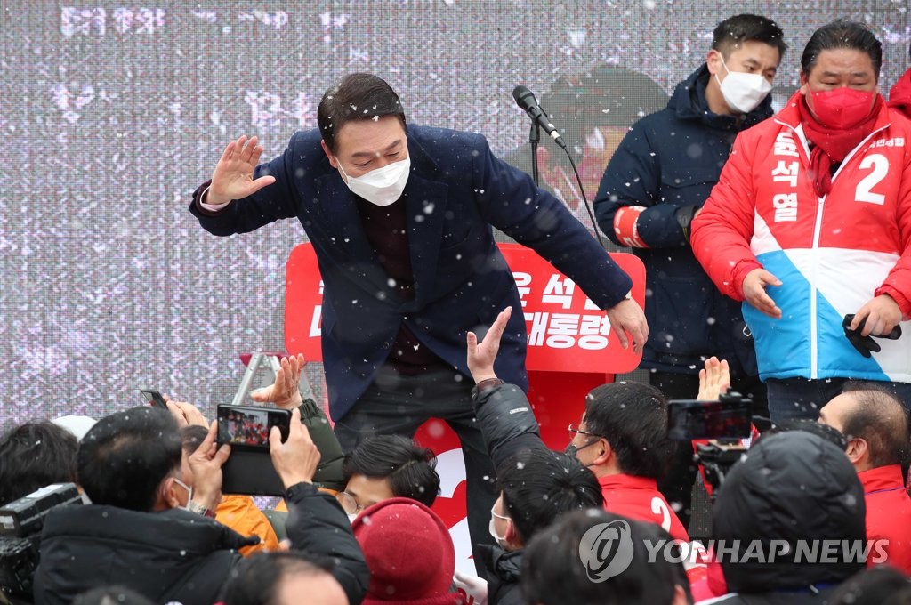 이재명·윤석열, 한파 속 요충지 공략 경쟁…安측 사고 애도도