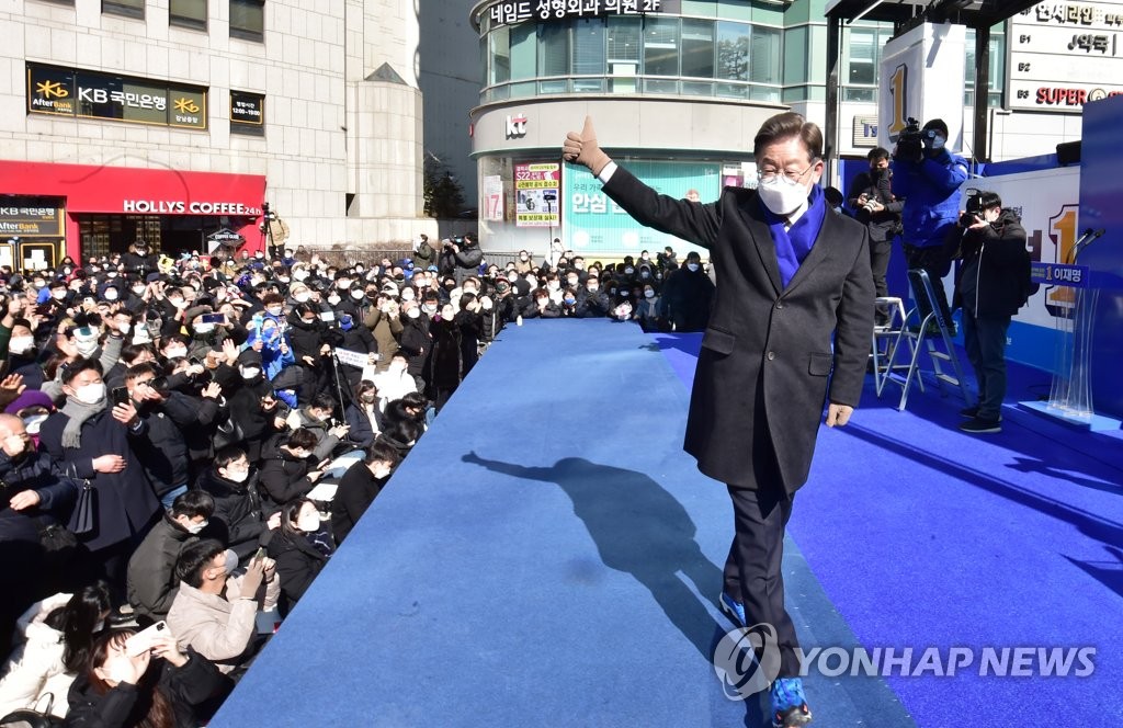 이재명·윤석열, 한파 속 요충지 공략 열기…安측 사고 애도모드(종합)