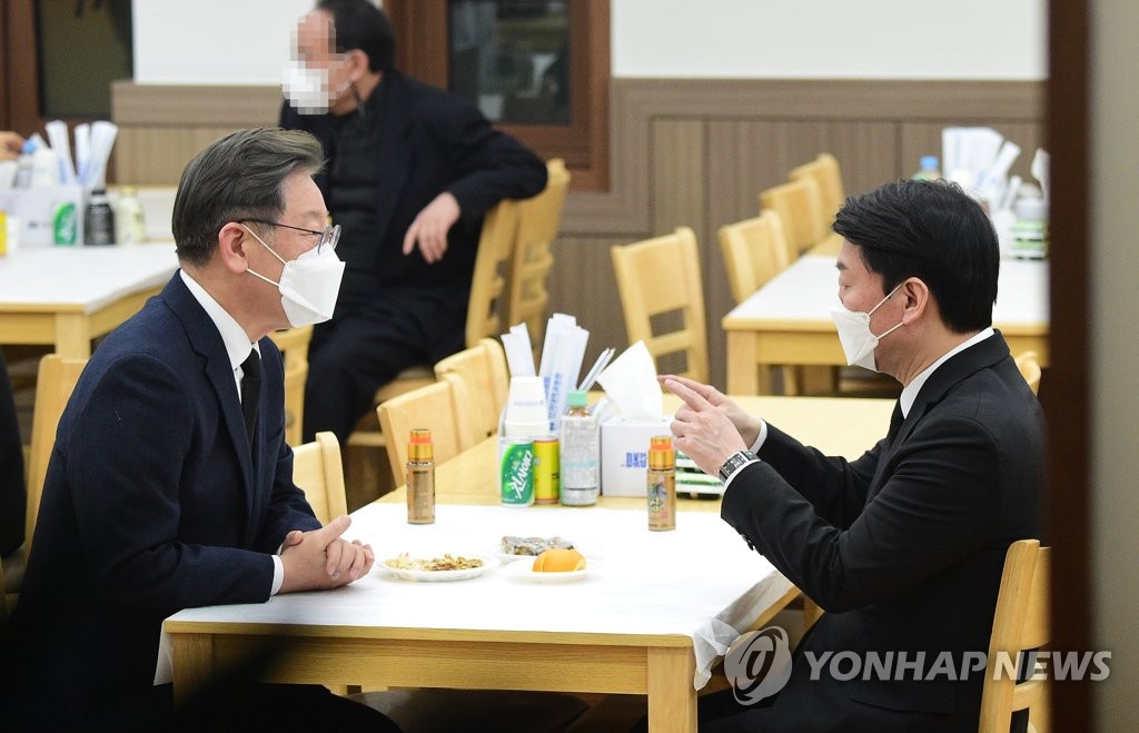 이재명, '安유세차 사고' 빈소 깜짝조문…安과 독대도