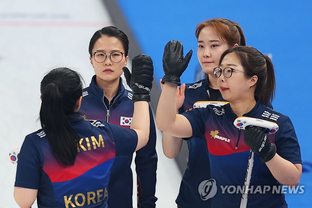 -올림픽- 한국 컬링, 덴마크에 역전승…17일 스웨덴전서 '4강 결판'