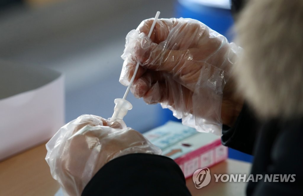 하루 PCR검사량 60만건 이상으로 증가…검사대상 확대