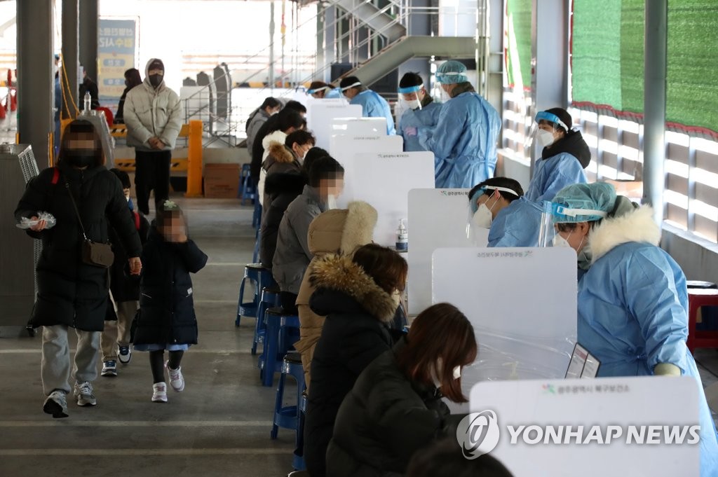 오미크론 확산부터 10만까지 한달…정점 꺾이기까지 한달 더간다