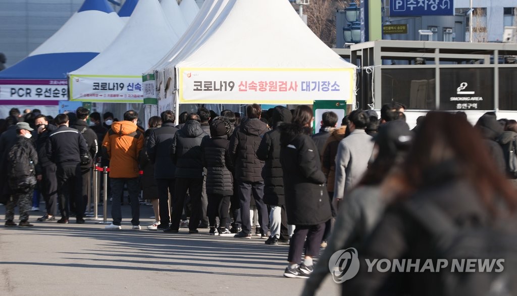 하루 확진자 10만…의료진은 번아웃·재택치료 곳곳 구멍