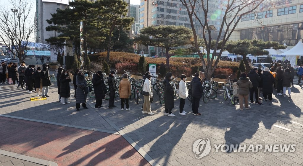 확진자 폭증에도 거리두기 완화 결정…위중증 환자 대응이 관건