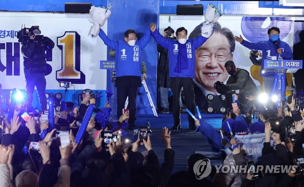 李, '임을 위한 행진곡' 울려퍼진 광주서 "민주주의 다시 위기"