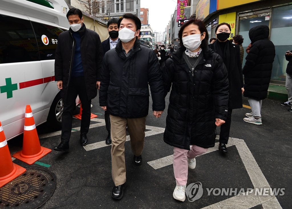 安, '부부 의료봉사'로 선거전 재개…"의료진에 도움 드리려"