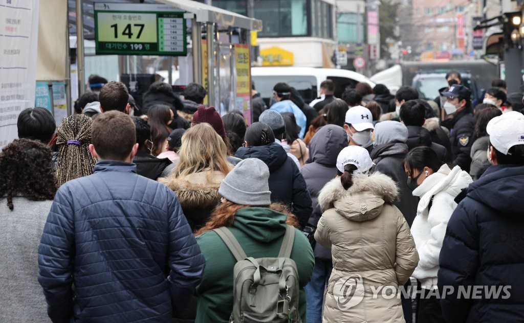 [1보] 신규확진 10만4829명, 주말에도 10만명대…위중증 439명, 31명↑