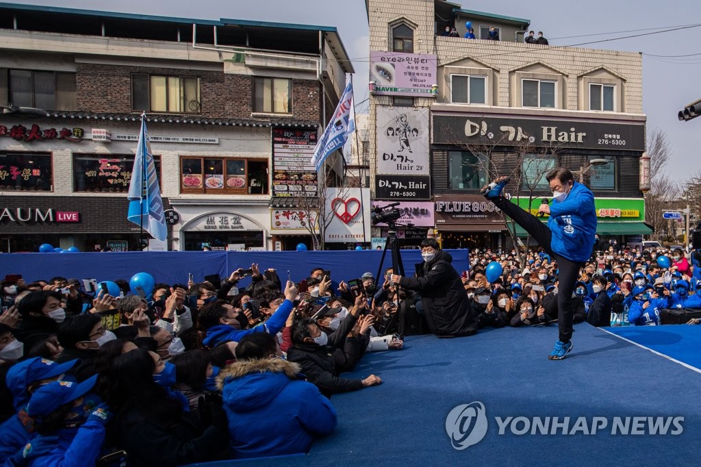 어퍼컷·하이킥·야구 스윙…'퍼포먼스 대선', 정책은 뒷전?