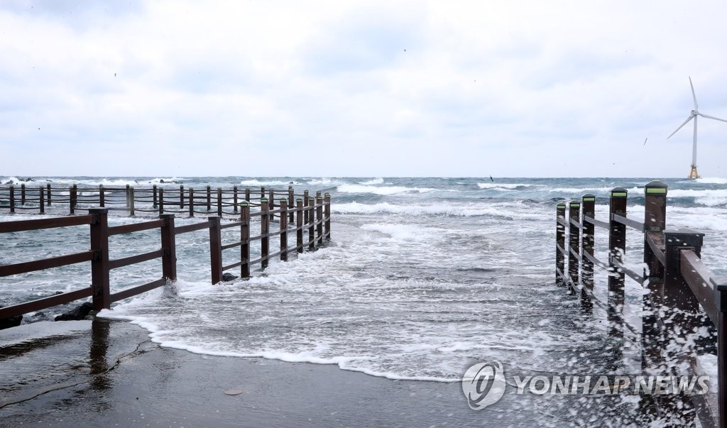 만조때 물에 잠기는 제주 SNS 명소, 사고 우려 출입 제한