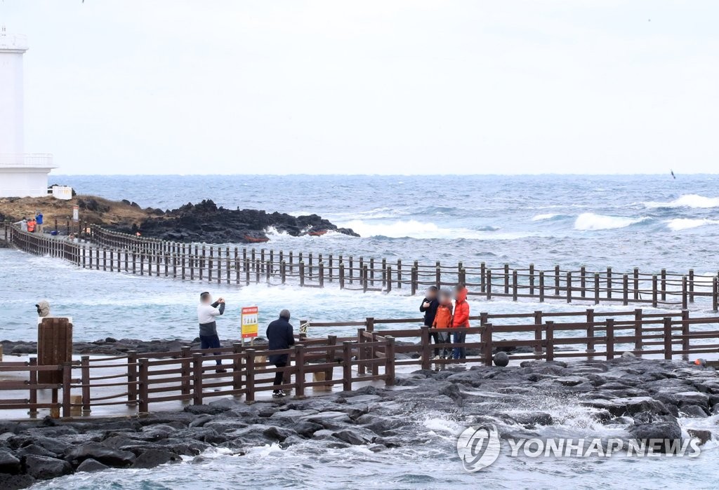 만조때 물에 잠기는 제주 SNS 명소, 사고 우려 출입 제한