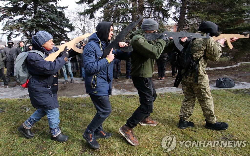 바이든, 일요일에 우크라 국가안보회의 소집…귀향 계획도 취소(종합)