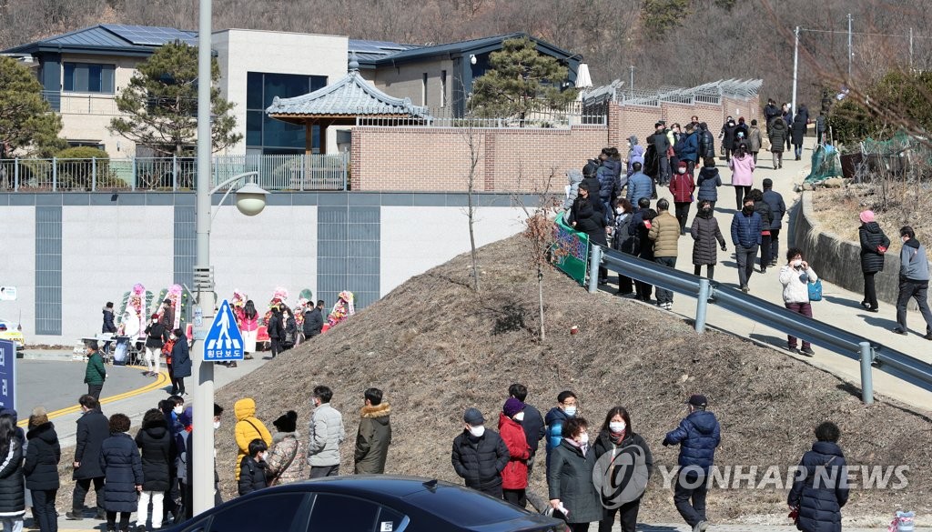 '박근혜 달성군 사저' 입주 준비…이삿짐 차량 드나들어