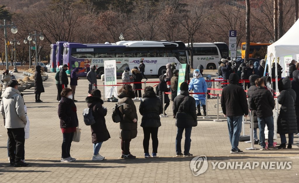 오후 6시까지 전국서 8만4024명 확진…어제보다 7533명 적어