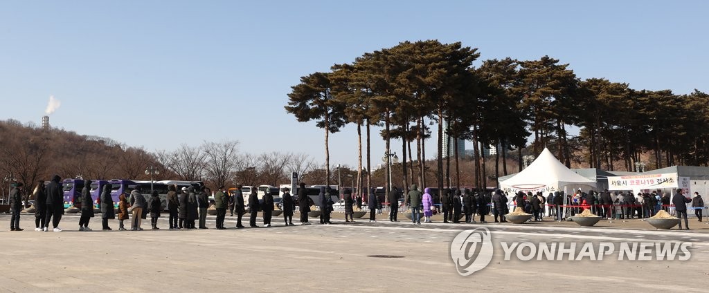 신규확진 9만5362명, 나흘만에 10만명 아래…위중증 480명(종합)