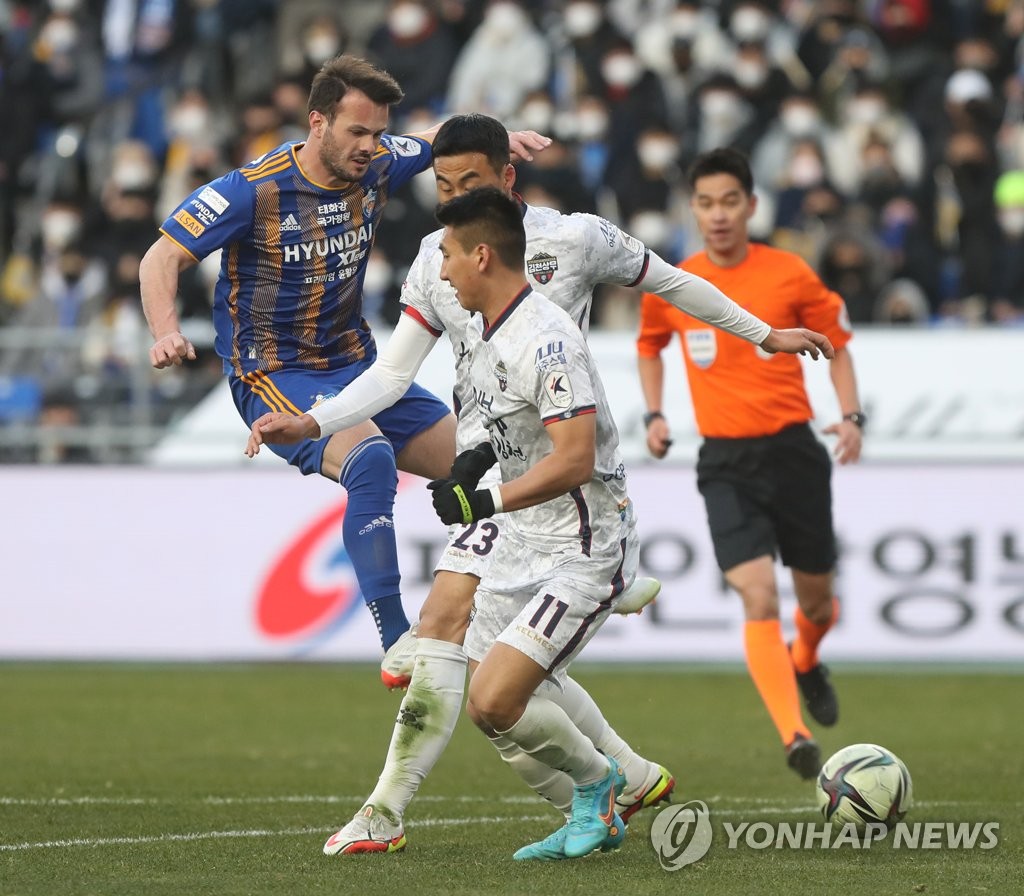 우승 후보 울산, 10명 뛴 김천과 0-0 무승부…포항은 제주 완파(종합)