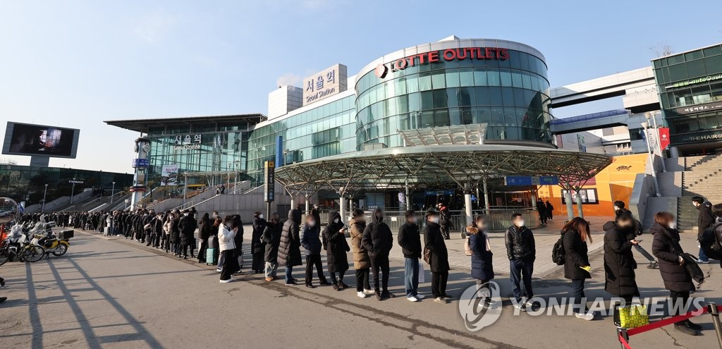 정부 "코로나19 출구 초입…중증도 감소해 다른 전략 검토중"