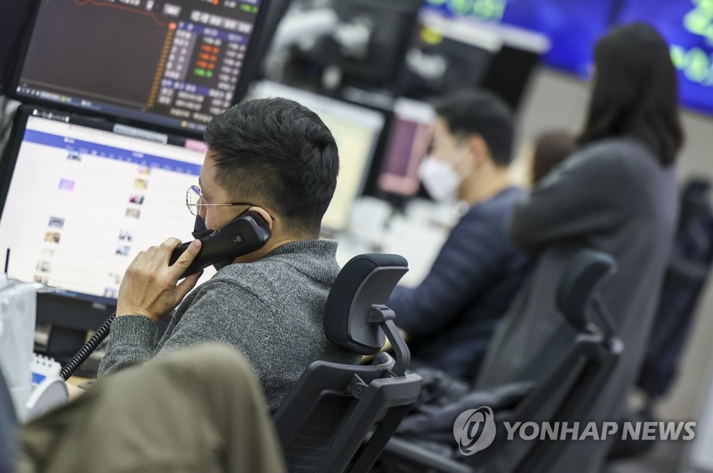 코스피, 우크라 전운 고조에 1.35% 하락…2,700선 턱걸이(종합)