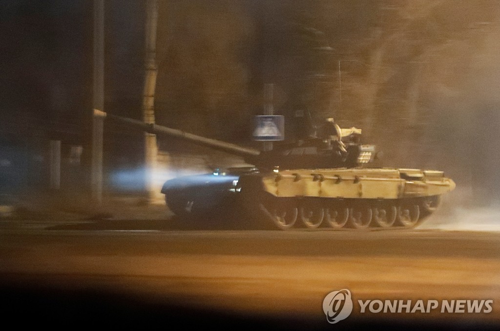 [우크라 일촉즉발] 푸틴 "지금 당장 돈바스로 파병하는 것 아냐"