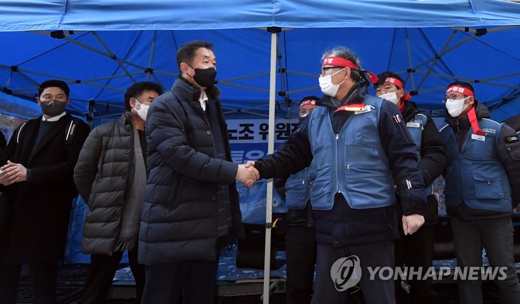 택배노조-대리점연합 첫 대화…"파업사태 해결 위해 상호노력"