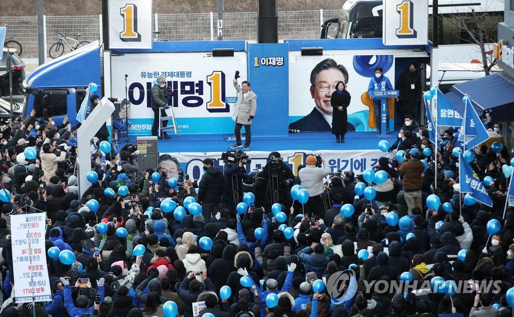 李, 유세 뒤풀이 유튜브…"너무 억울하단 생각에 盧묘역서 눈물"