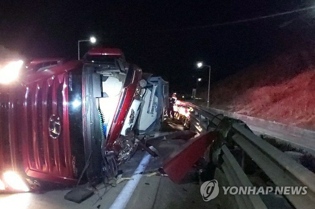 포항서 탱크로리 넘어져…운전자 부상, 인화성물질 100ℓ 누출(종합)