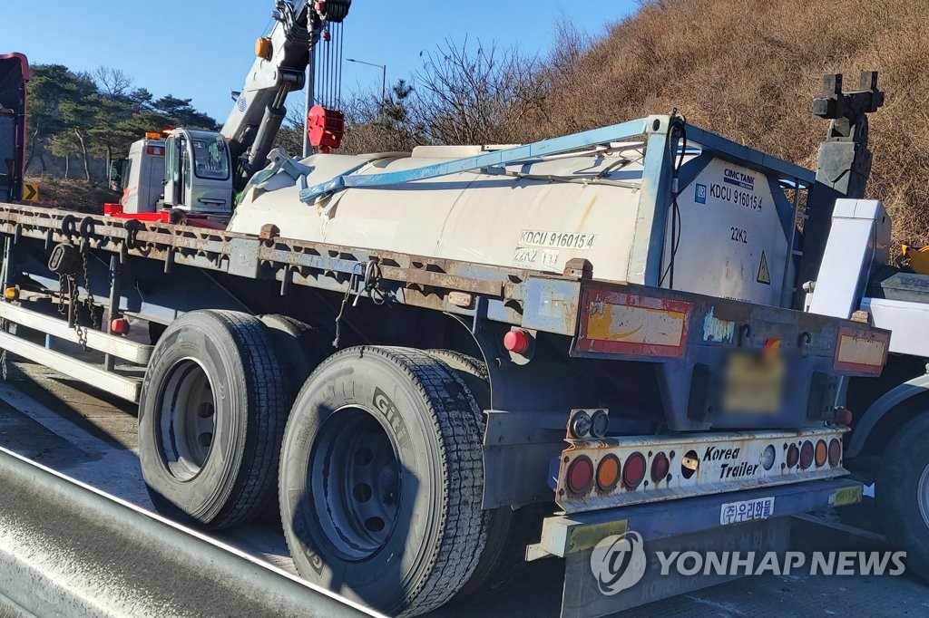 포항서 탱크로리 넘어져…운전자 부상, 인화성물질 100ℓ 누출(종합)