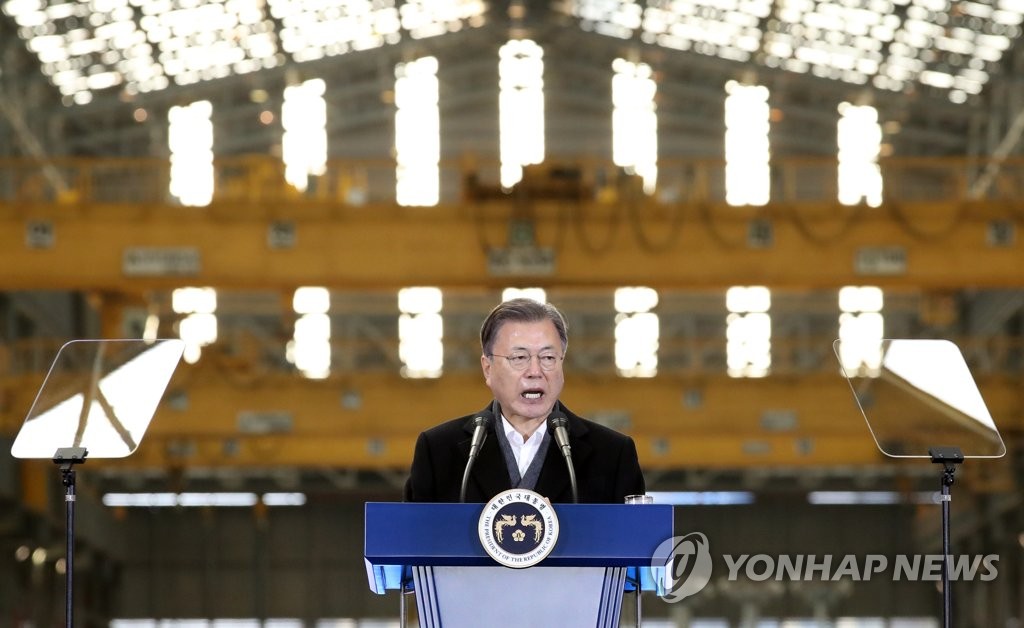 대선 앞두고 호남찾은 文 "군산, 아픈 손가락"…野 "선거개입"(종합)