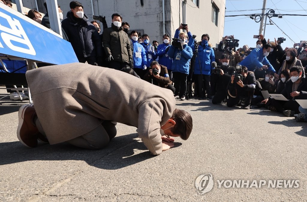 이재명 "충청의 사위가 왔다" 큰절…'울고 넘는 박달재' 완창