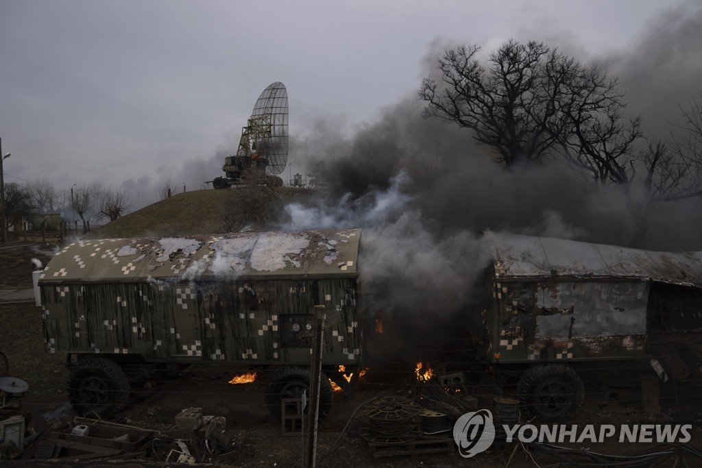 [우크라 침공] 美·나토 "파병은 안한다"…우크라 "외로운 싸움"