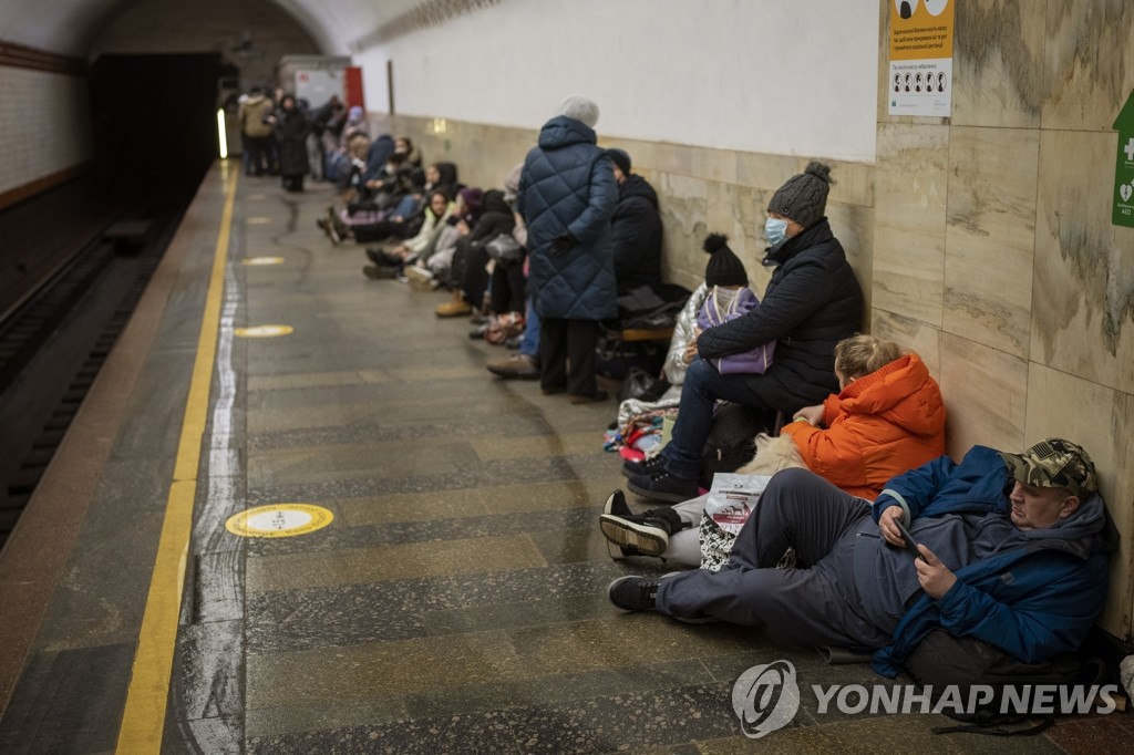 [우크라 침공] 지상은 필사의 탈출행렬…지하엔 대피소 대혼란