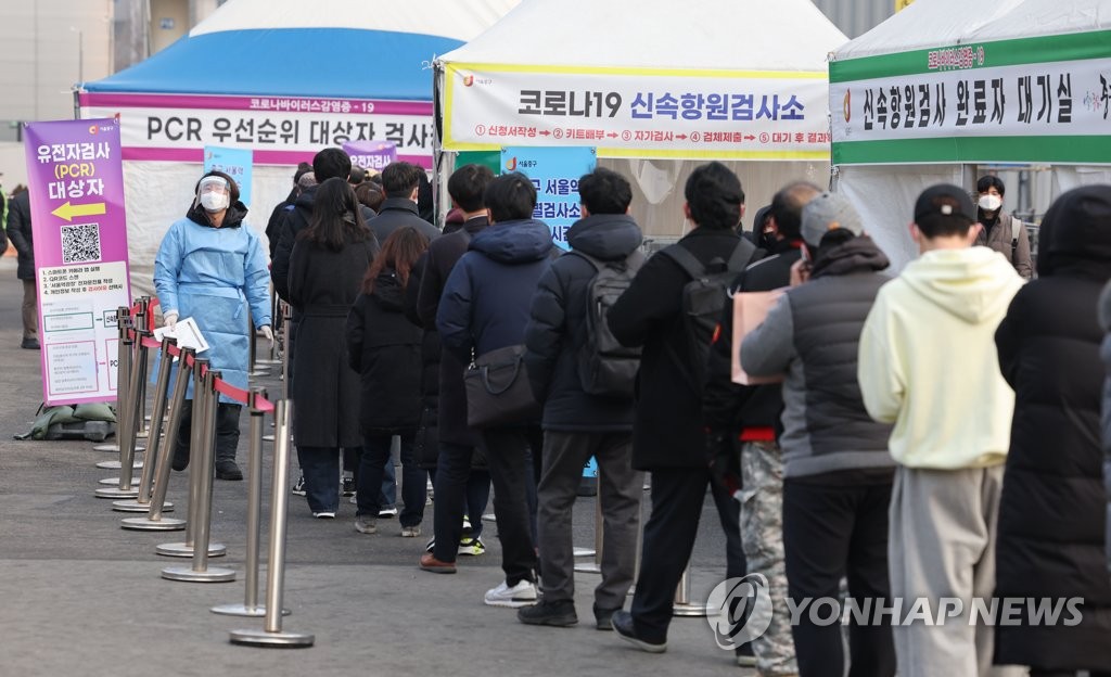 확진자 폭증에 보건소 과부하 심화…밀접접촉자 관리도 풀었다