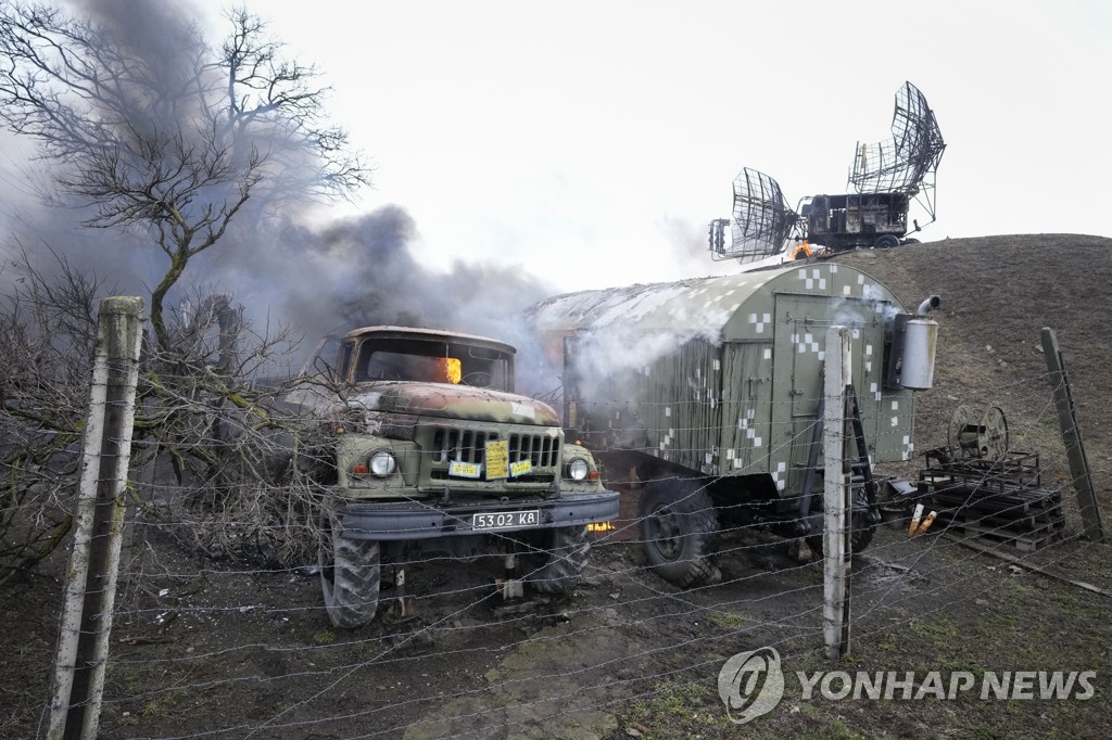 [우크라 침공] "예상보다 거센 저항에 러, 보급이 약점 될 것"