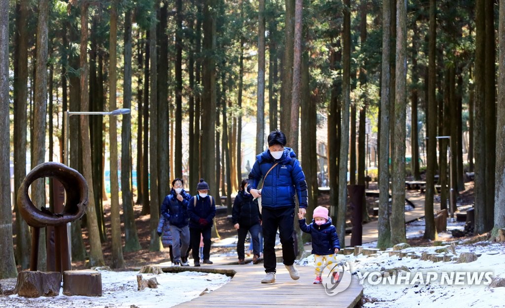 봄기운 물씬 묻어난 주말…전국 관광지 나들이객 몰려